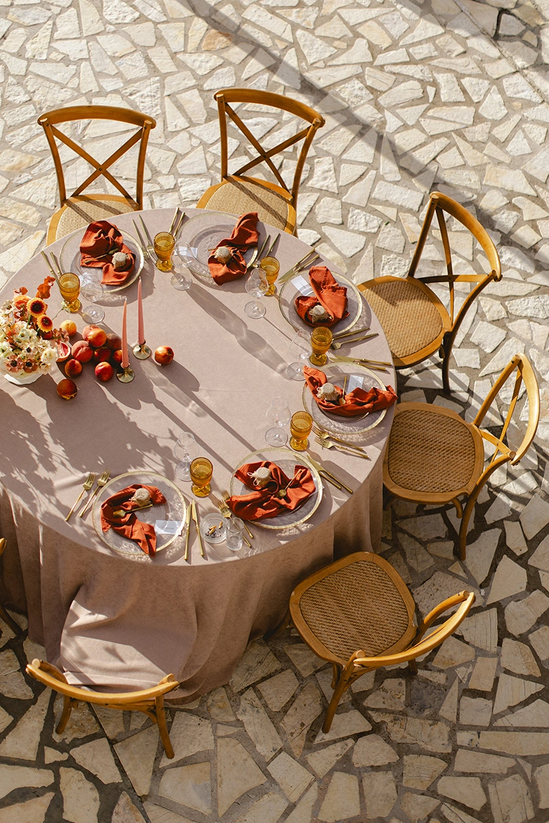 Flottie Peach Haze wedding decor and organisation: close-up of a delicate floral centerpiece arrangement with pastel roses and fresh peaches on a table
