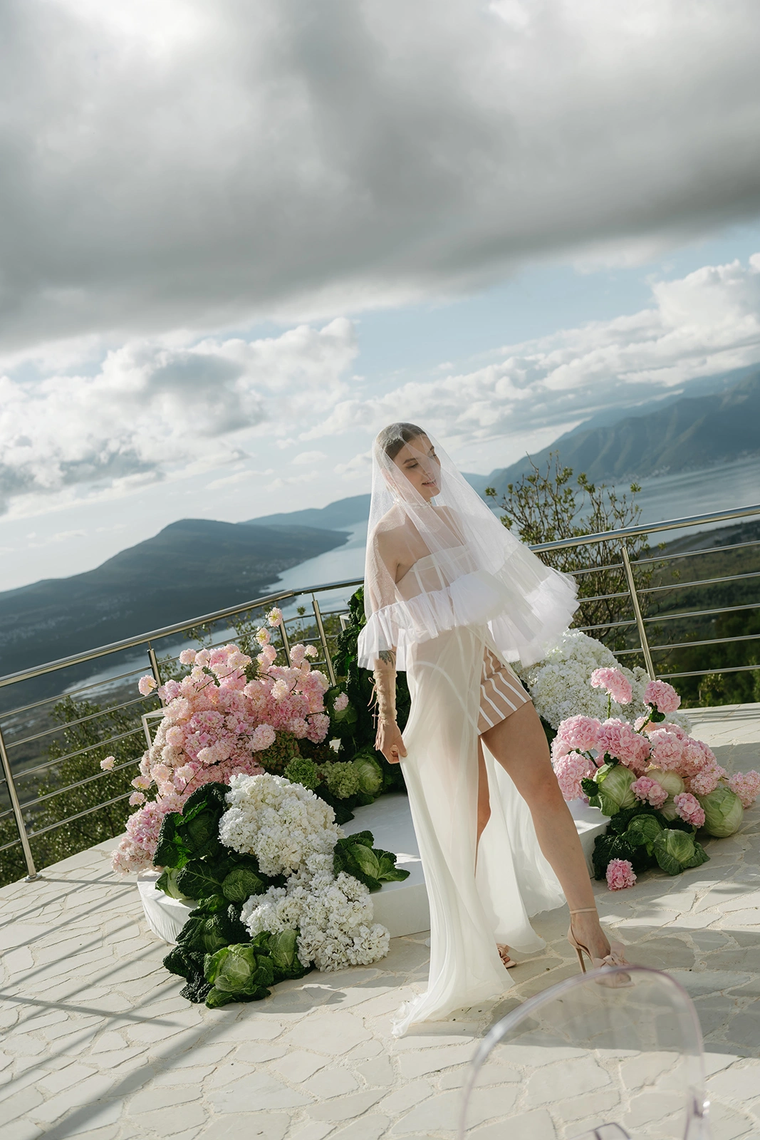 Flottie The Cabbage Affair wedding decor and organisation: enthusiastic bride holding a modern bouquet and groom celebrating joyfully together on stage amid creative floral and cabbage arrangements