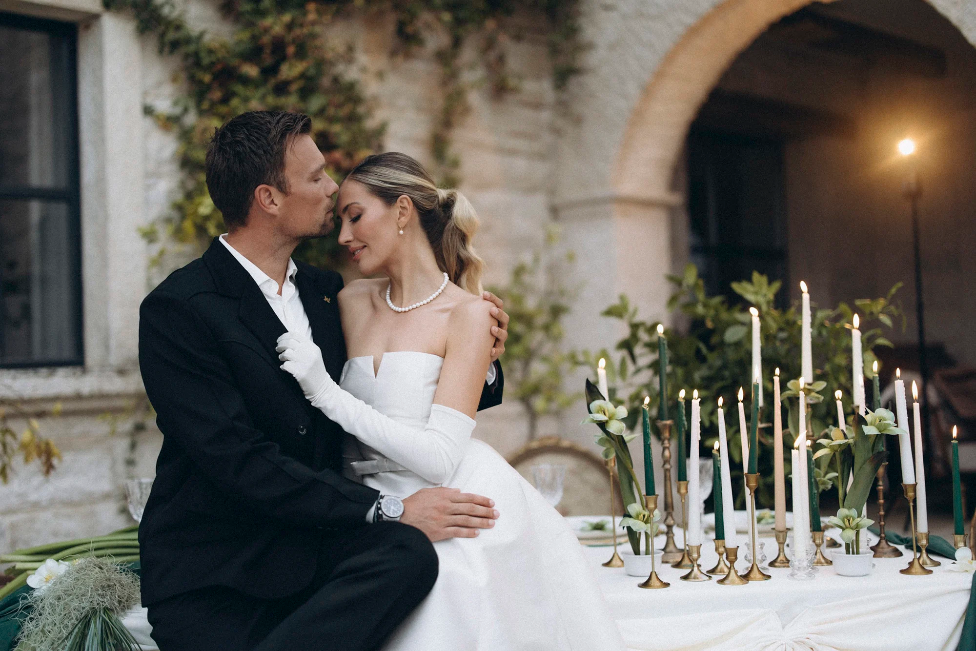 Flottie flower decor, wedding, and organisation at Borgo Lapis in Croatia: elegant table settings featuring embossed white plates, gold cutlery, and a unique green flower detail