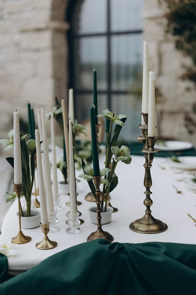 Flottie flower decor, wedding, and organisation at Borgo Lapis in Croatia: elegant table settings featuring embossed white plates, gold cutlery, and a unique green flower detail